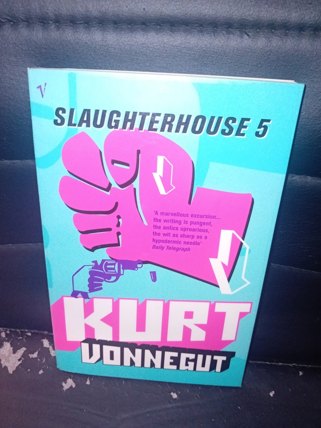 Kurt Vonnegut  : Slaughterhouse 5 ( SIS POSTIKULU  )