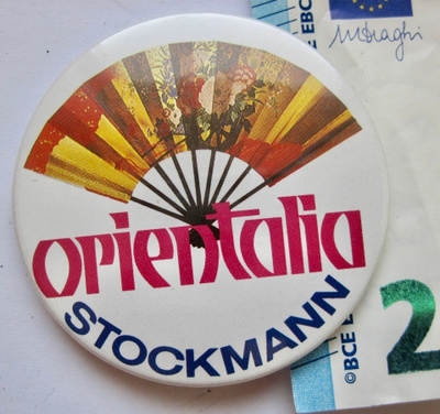 VANHA Merkki Rintanappi Orientalia Stockmann 1980-l ISO