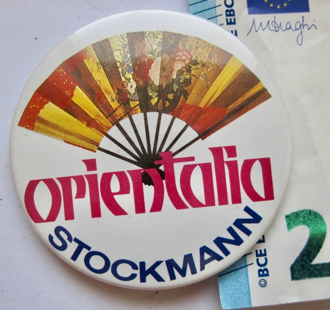 VANHA Merkki Rintanappi Orientalia Stockmann 1980-l ISO