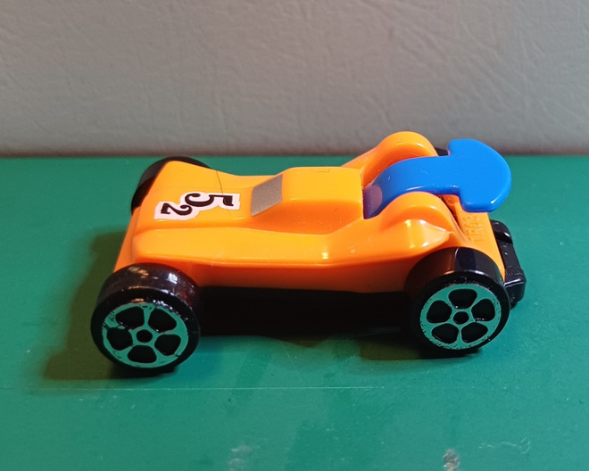 Pieni leluauto, oranssi -- Small toy car, orange