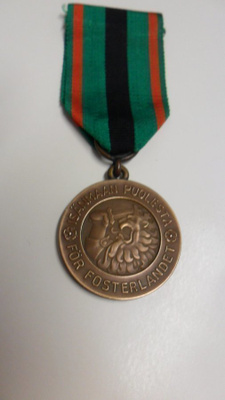 2 lk Vapaudenristin 1941 mitali Ns, teollisuusmitali hyvä