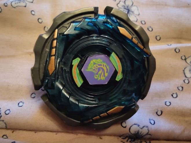 Beyblade Ray unicorno -hyrrä