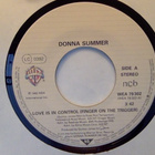 DONNA SUMMER  ::  LOVE IS IN CONTROL  ::  VINYYLI  7"   1982 - pikkukuva 3