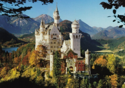 Neuschwanstein linna, värikkäät sysyn puut ympärillä