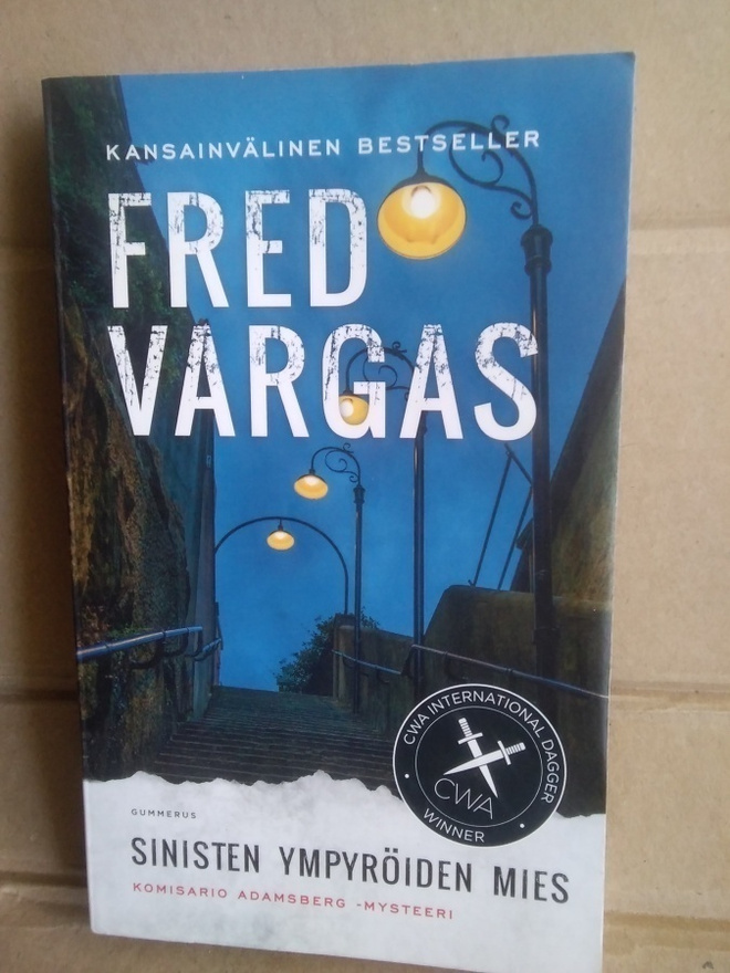 Fred Vargas: Sinisten ympyröiden mies -pokkari-