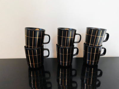Tiiliskivi mukit musta kulta (Marimekko)