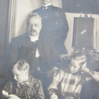 Kabinetti Valokuva Pappi+Perhe KIVA Sisustus Nukke ym 1900-l - pikkukuva 2
