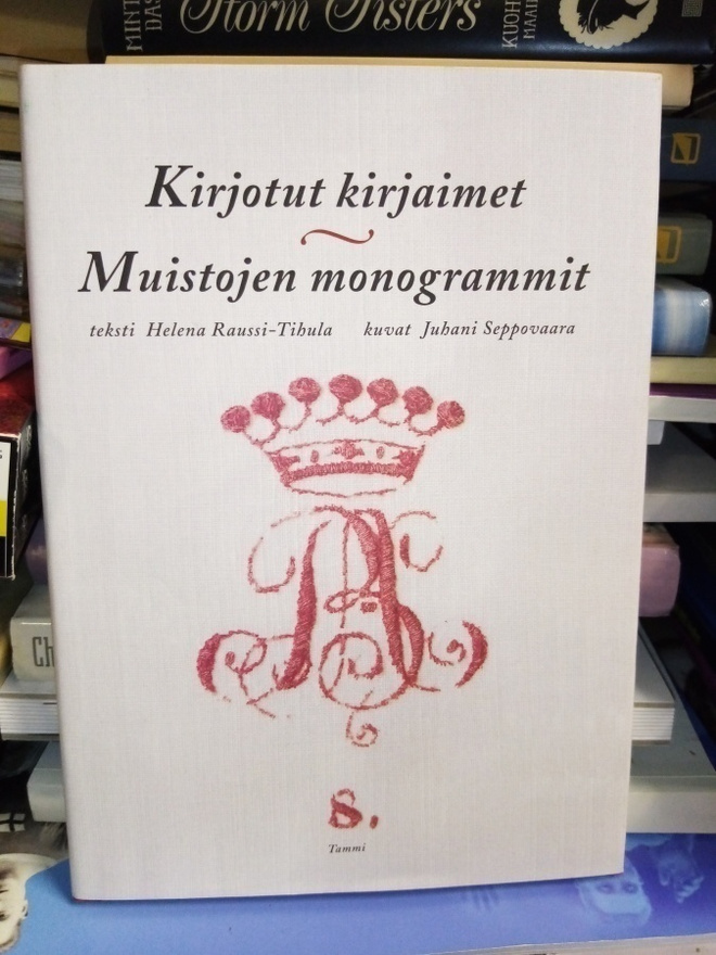 Kirjotut kirjaimet - Muistojen monogrammit (Sis.postikulut)