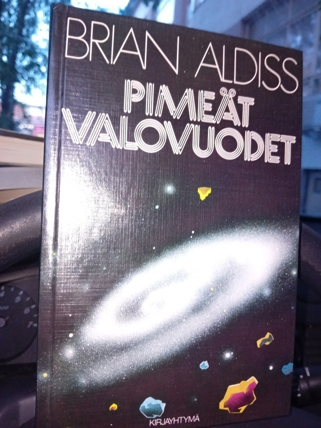 Brian Aldiss : Pimeät valovuodet  ( SIS POSTIKULU  )