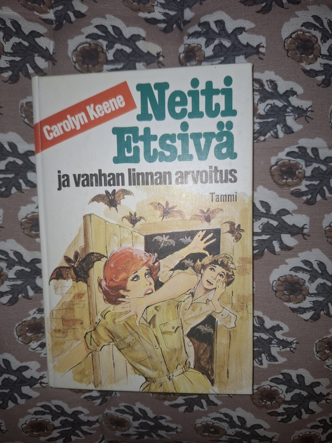 Carolyn Keene: Neiti Etsivä ja vanhan linnan arvoitus 3p
