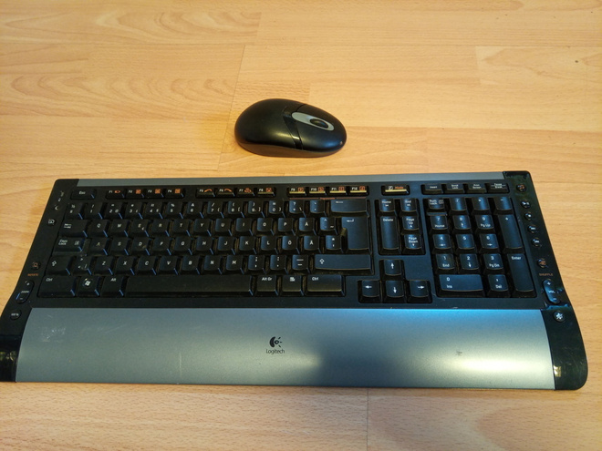 Logitech näppäimistö ja hiiri (ilman lähettimiä)