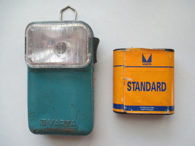 Vanha Taskulamppu VARTA  & Patteri STANDARD (tyhjä)