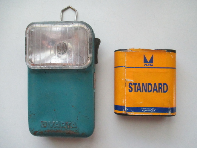Vanha Taskulamppu VARTA  & Patteri STANDARD (tyhjä)