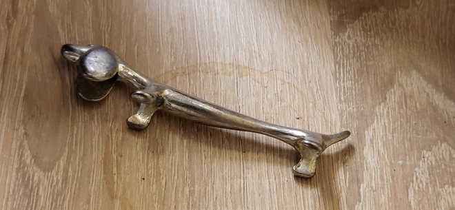 Metallinen mäyräkoira esine tai pidike