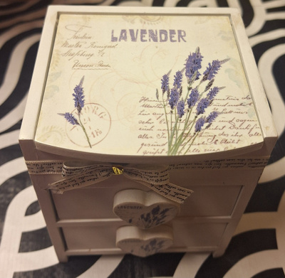 Pieni korulipas tai nukkekodin lipasto Lavender