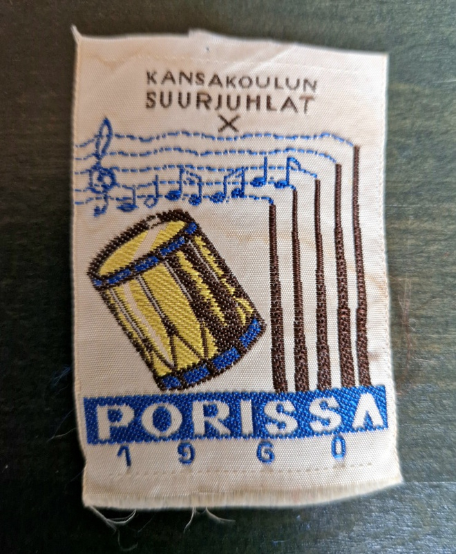 Kansakoulun suurijuhlat Porissa 1960 vintage kangasmerkki