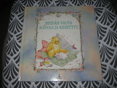 Vauvakirja..Meidän VAUVA kasvaa,kehittyy