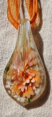 Lasinen riipus organza-nauhassa