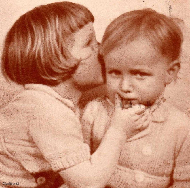 LAPSI / Tyttö kuiskaa pikkupojan korvaan. 1930-l.