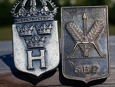 Hopeaväriset merkit - 2 kpl. Halkaisija - 34 ja 32 mm. Ehjä