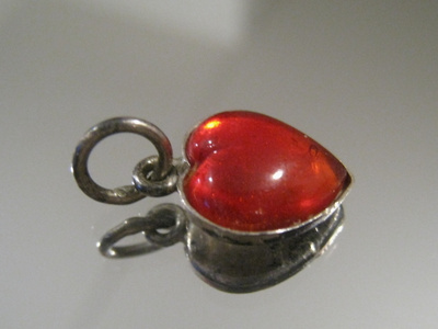  Sydän riipus amuletti – muovi+metalli ei ketjua