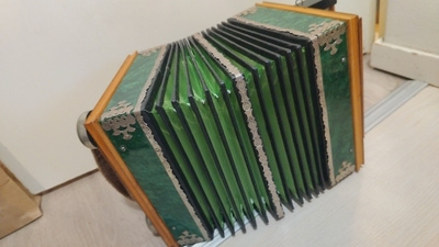 venäläinen nappiharmonikka kelloilla (Saratov)