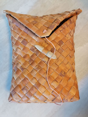 Aito tuohikontti, kantohihnoilla