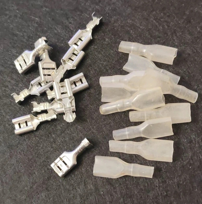 10 kpl Liitinkaapeliliittimet eristeholkilla 6,3 mm