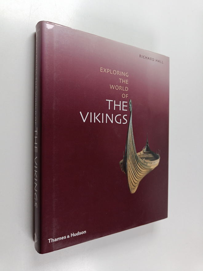 R. Hall : The world of the Vikings