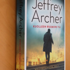 Jeffrey Archer : Kuolleen ruumiini yli ( pokkari ) - pikkukuva 1