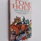 Tom Holt : Here Comes the Sun (signeerattu) - pikkukuva 1
