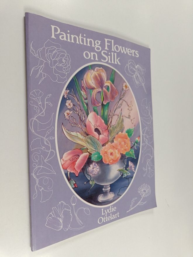 Lydie Ottelart : Painting flowers on silk