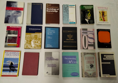 Sosiologia-, kasvatus- ja kulttuuriaiheisia kirjoja (18 kpl)