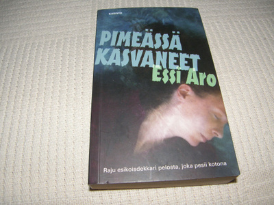 Essi Aro Pimeässä kasvaneet -pok
