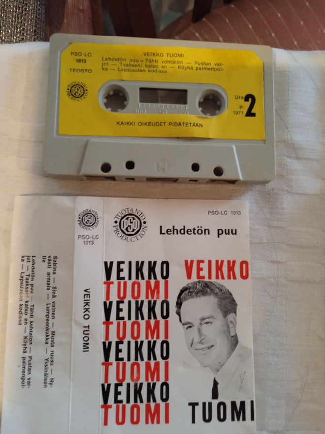 C- KASETTI: VEIKKO TUOMI : LEHDETÖN PUU