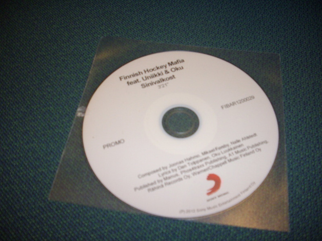 Finnish Hockey Mafia feat. Uniikki & Oku: Sinivalkost CDS