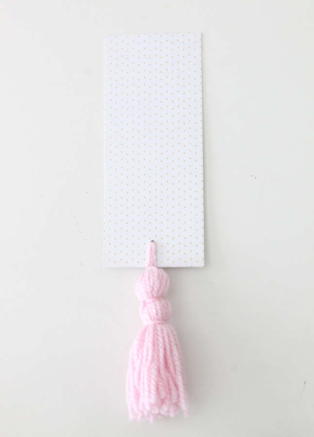 Kirjanmerkki valkoinen pilkullinen