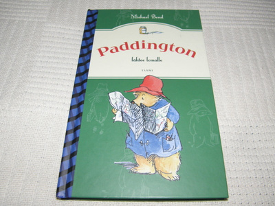 Michael Bond Paddington lähtee lomalle