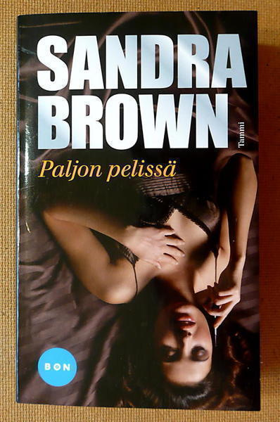 Sandra Brown: Paljon pelissä Matalapainetta