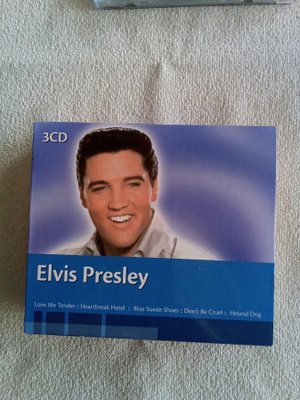 Elvis Presley 3-levyn CD-boxi