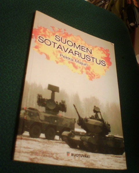 Pekka Majuri: SUOMEN SOTAVARUSTUS (1.p.1997) Sis.pk:t
