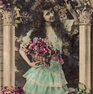 NAINEN / Eksoottinen tyttö - korinttilaiset pylväät. 1900-l.