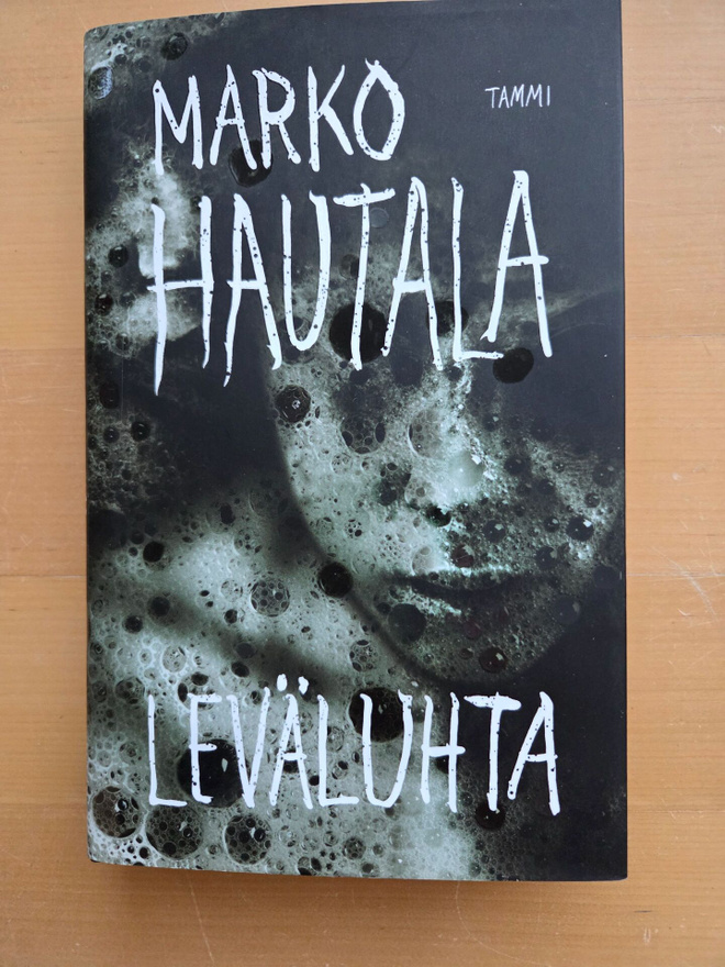 MARKO HAUTALA . LEVÄLUHTA . KOVAKANTINEN KANSIPAPEREILLA