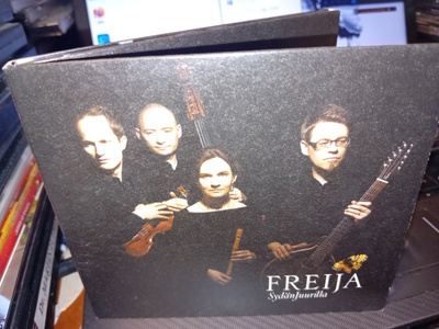 CD Freija  : Sydänjuurilla  (  SIS POSTIKULU  )
