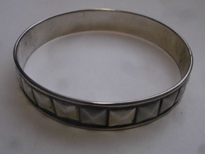 Rannerengas 6. Hopeanvärinen metallinen rengas