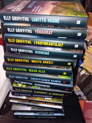 14 kpl Elly Griffiths 'in Ruth Galloway dekkareita ( SIS POS