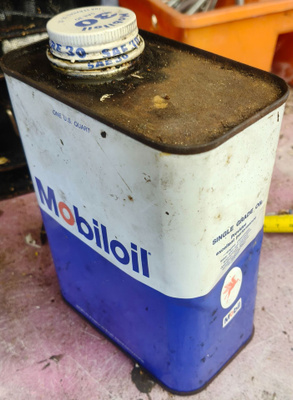 Mobil oil - öljypönttö