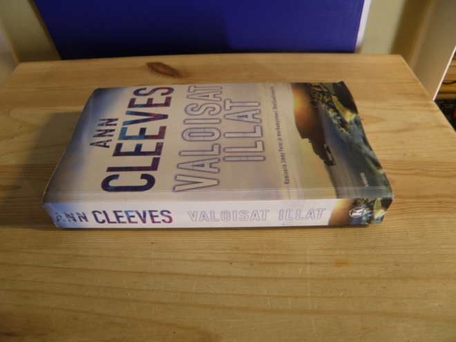 Ann Cleeves Valoisat illat (nidottu)