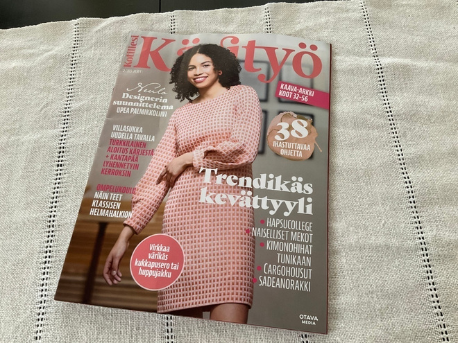 Kotiliesi Käsityö, 2 / 2023, mm. Kaarrokepusero Sata salamaa