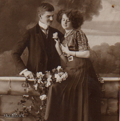 RAKKAUS / Kiviaidalla istuva tyttö ja komea mies. 1900-l.